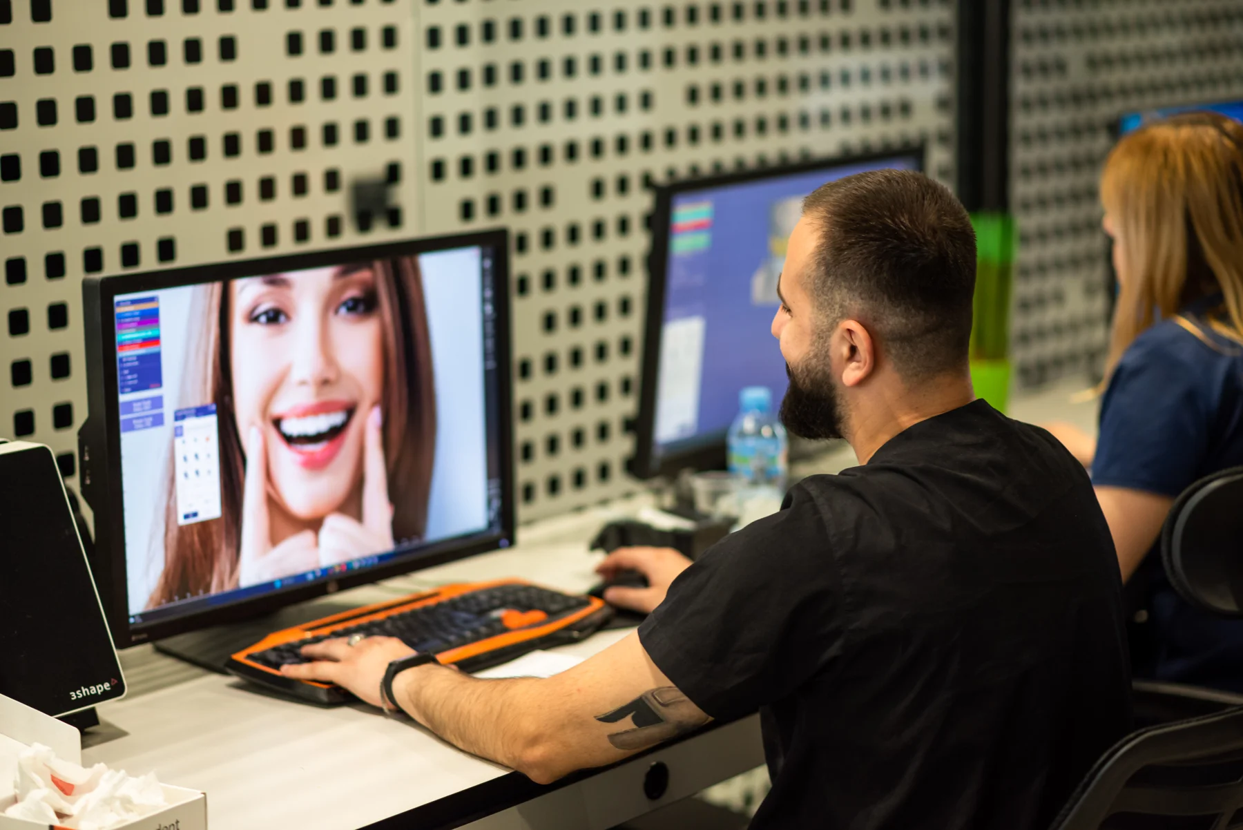 Lavoro al computer con un sorriso sullo schermo