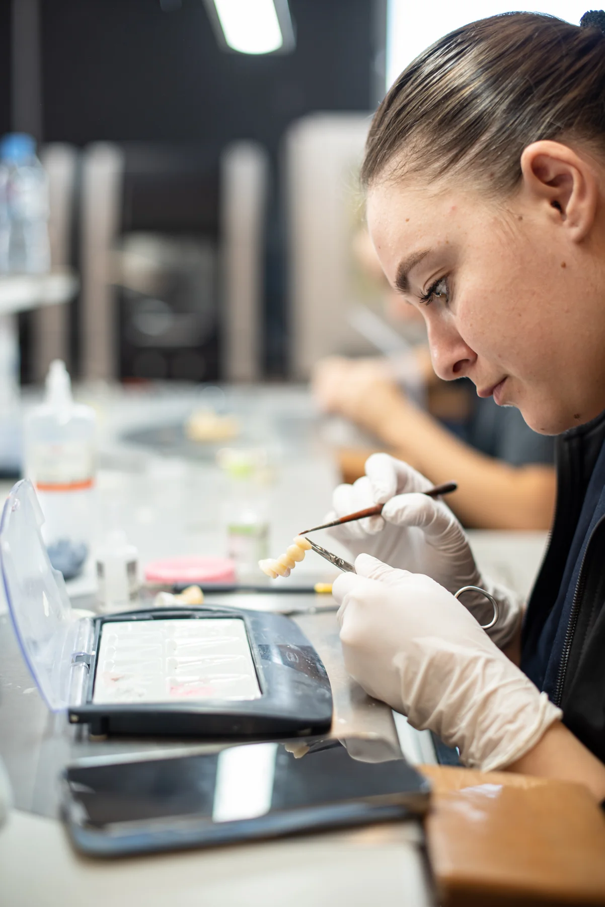 Lavorazione manuale di una protesi nel laboratorio